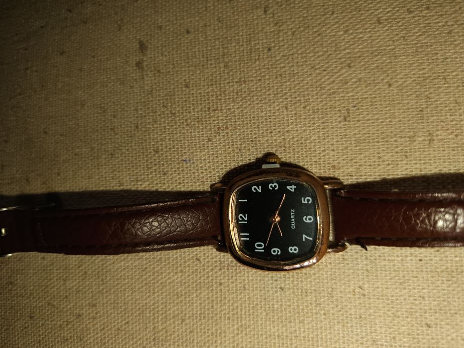 Damski zegarek na rękę z brązowym paskiem