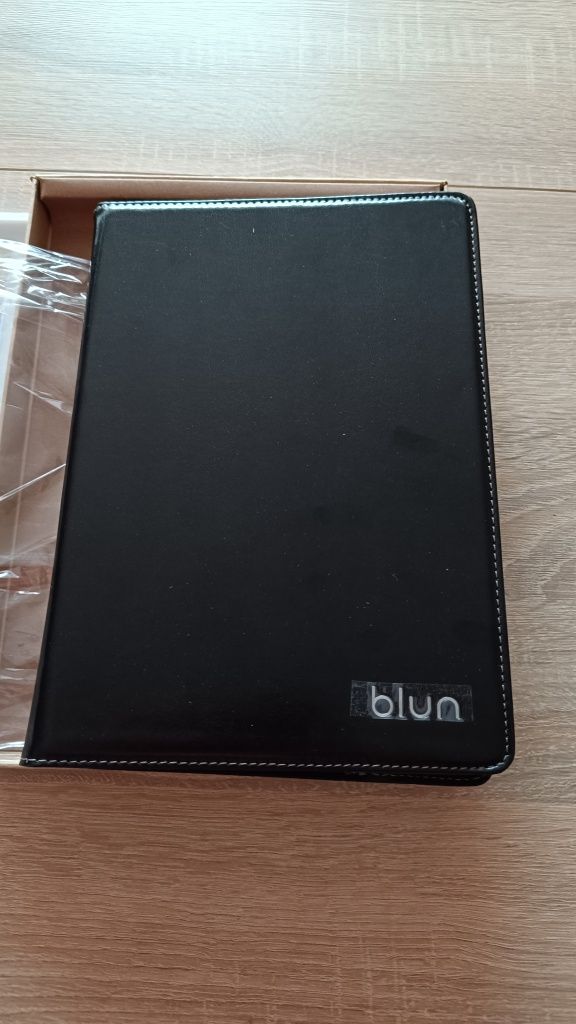 Uniwersalne etui Blun tablet 10" z klapką czarne