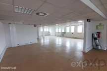 Edifico de escritórios em zona industrial comercial