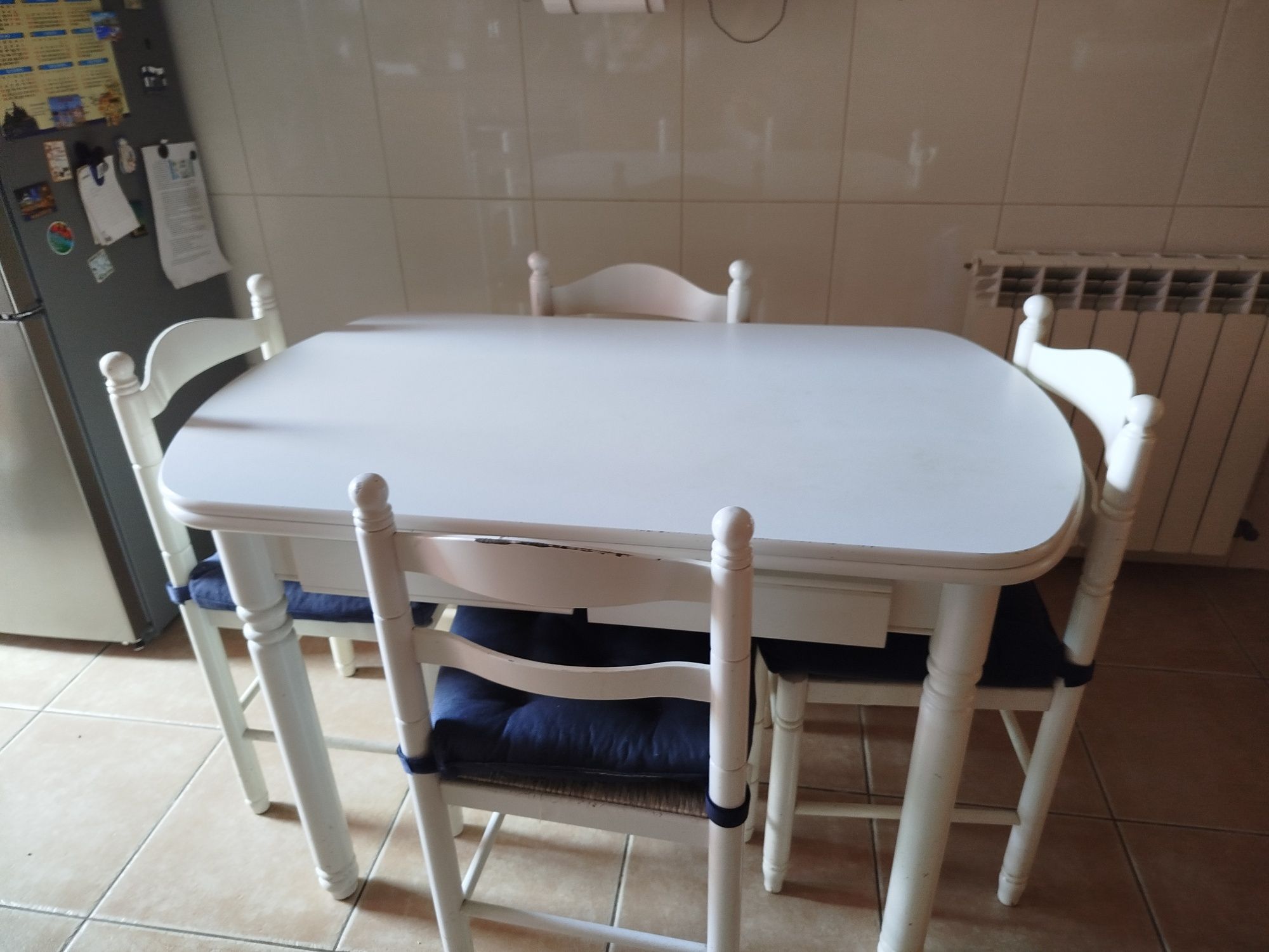 Mesa de cozinha e 4 cadeiras