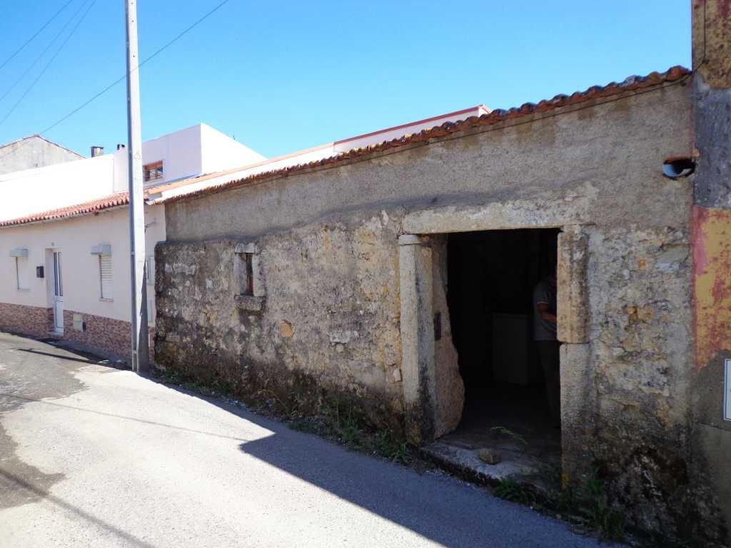 Moradia para restauro e 2 terrenos rústicos em Cernache