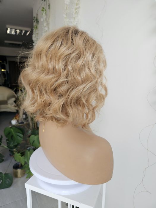 Peruka fale Giselle piaskowy blond z odrostem naturalny efekt