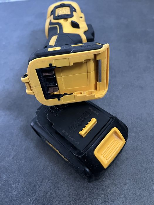 Безщіткова Акум. Прямошліфувальна машина DeWALT DCG426