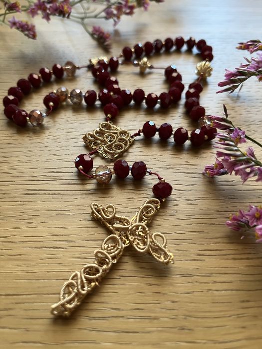 Piękny bordowy różaniec