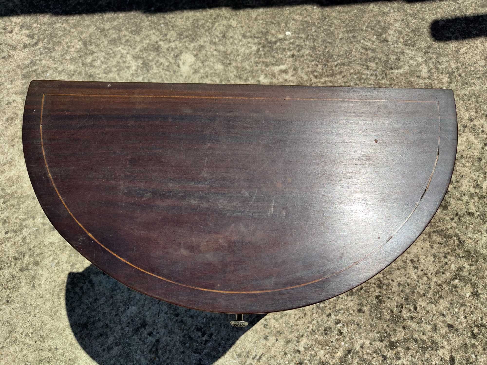 Mesa em meia lua