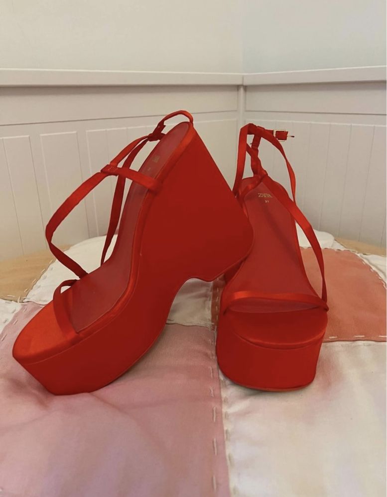 Sapatos da zara vermelhos Novos