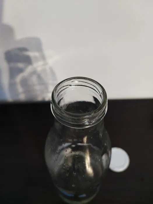 Stara szklana butelka na mleko ozdobna wiejska