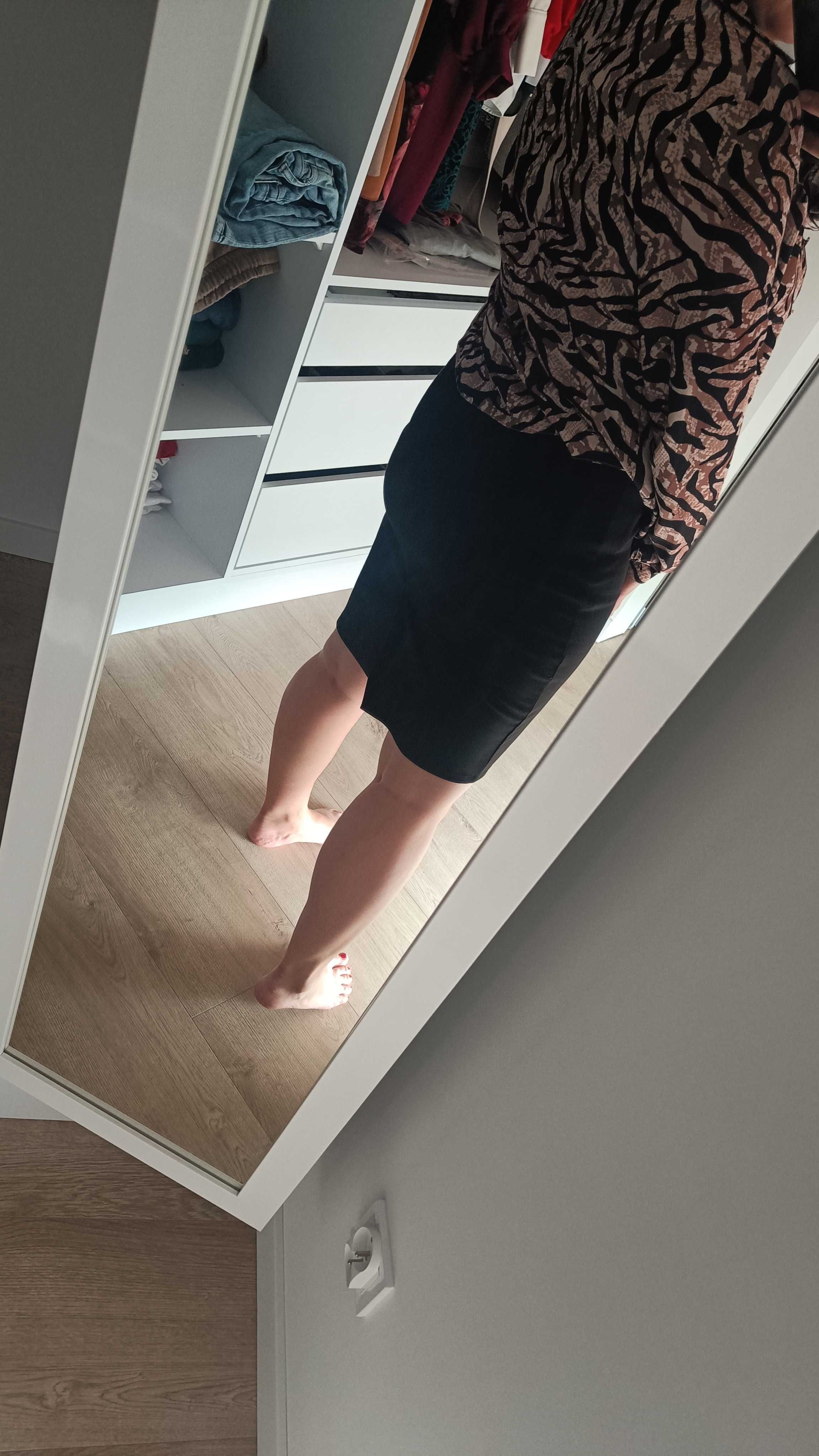 Czarna elegancka spódnica, dopasowana spódnica z rozporkiem