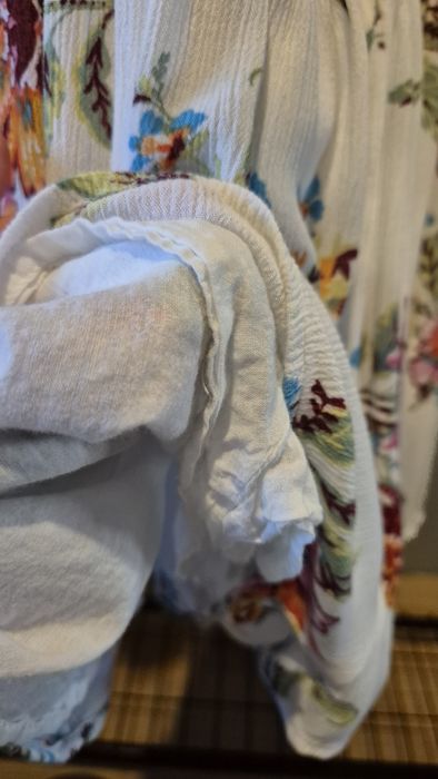 Krótki kombinezon w kwiaty BERSHKA M 100% wiskoza