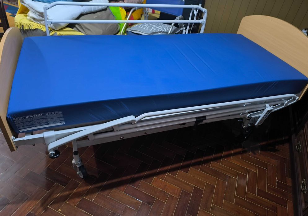 Cama hospitalar eléctrica e acessórios como novos