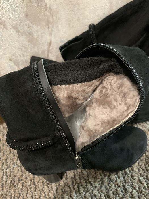 Замшеві чоботи на підборах