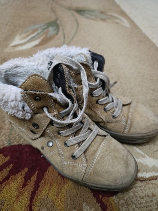 Безкоштовно утеплені ботинки 33р