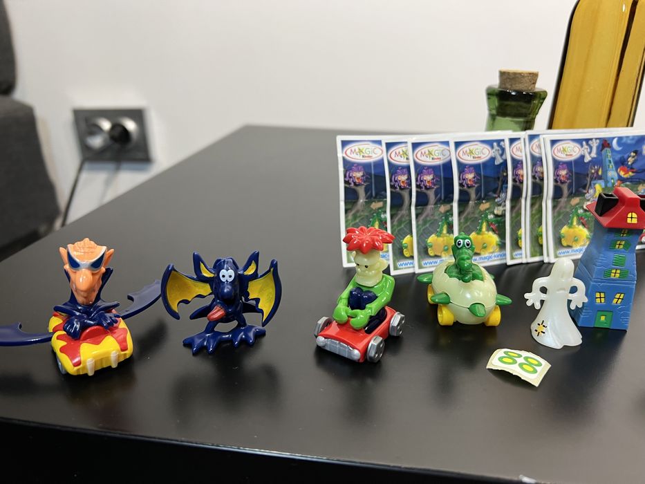 Отель монстров готель монстрів кіндер іграшки колекція