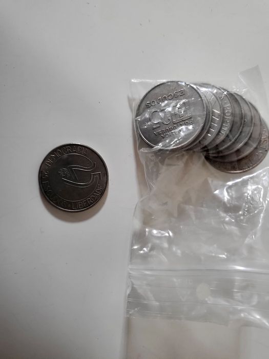 Varias notas e moedas