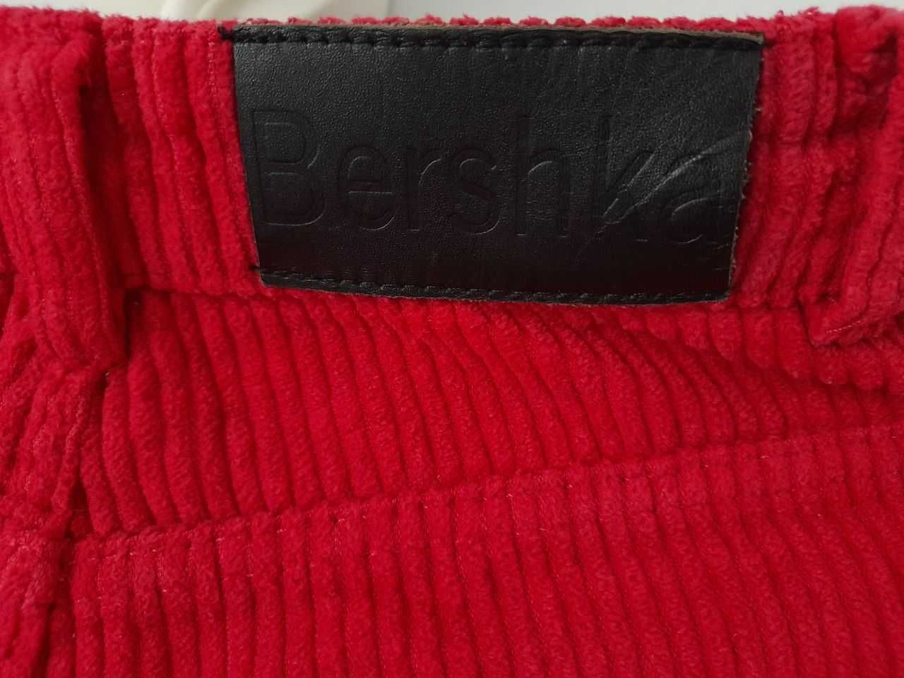 czerwone jeansy bershka