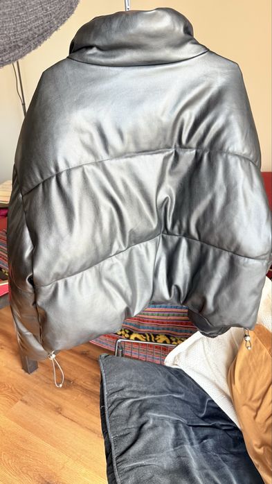 Blusão cropped de penas em pele NOVO Pull & Bear