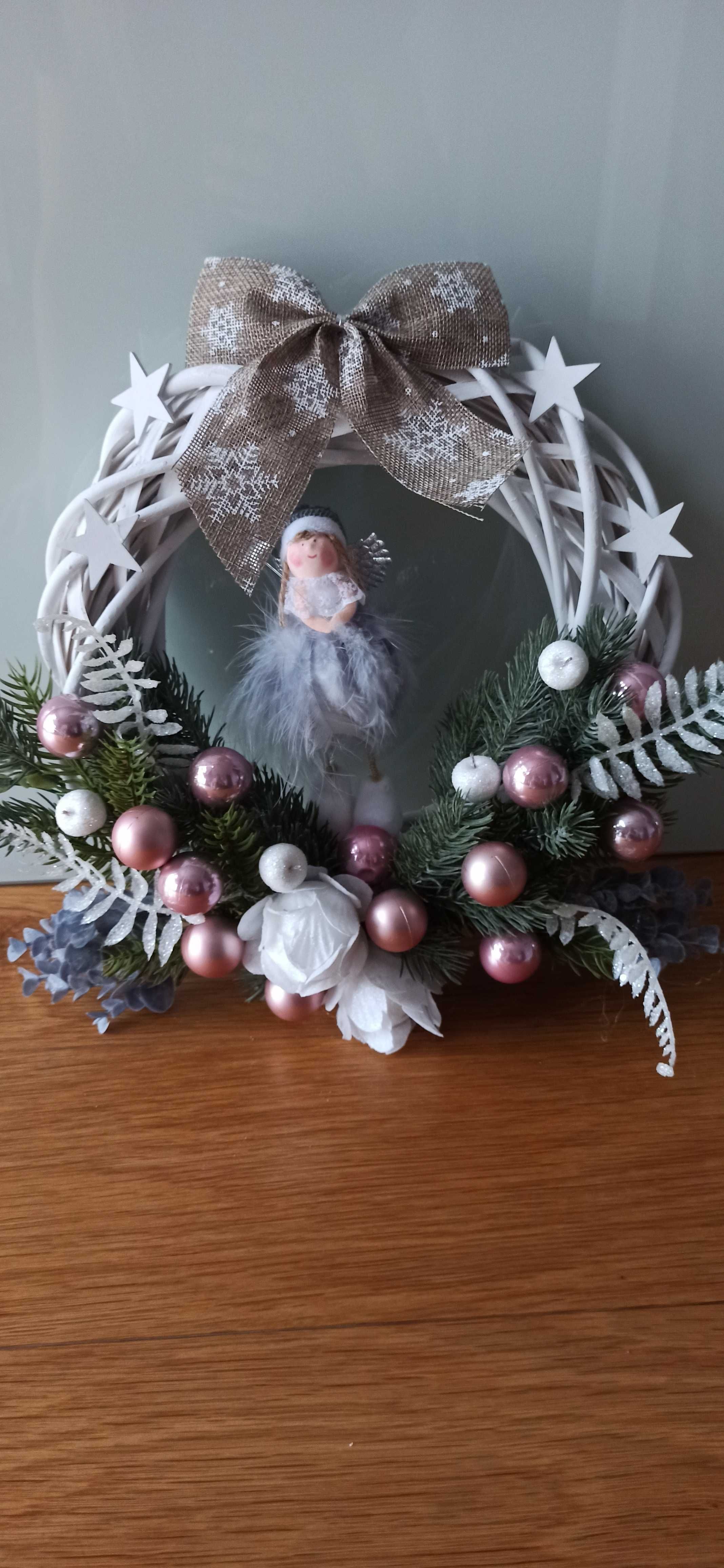 Wianek na drzwi 30 cm świąteczny dekoracja boże narodzenie róż biel