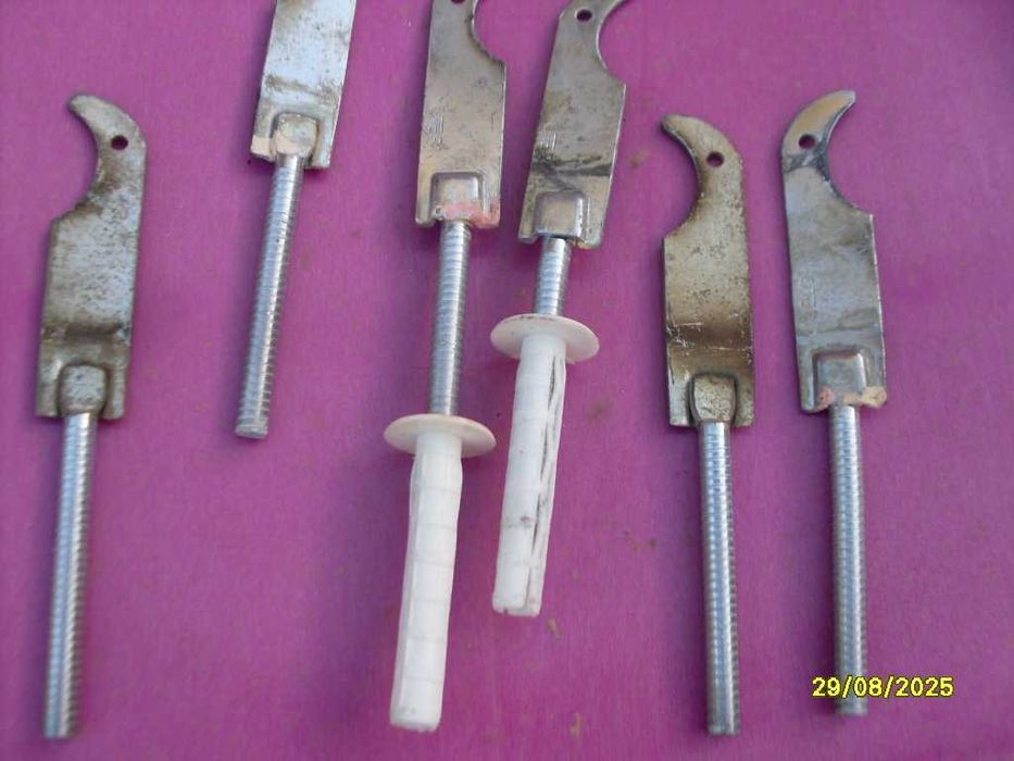 aluminiowe haki do grzejników z okresu PRL masywne