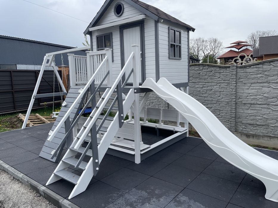 Будиночок дітям з дерева дитячий майданчик гірка гойдалка пісочниця