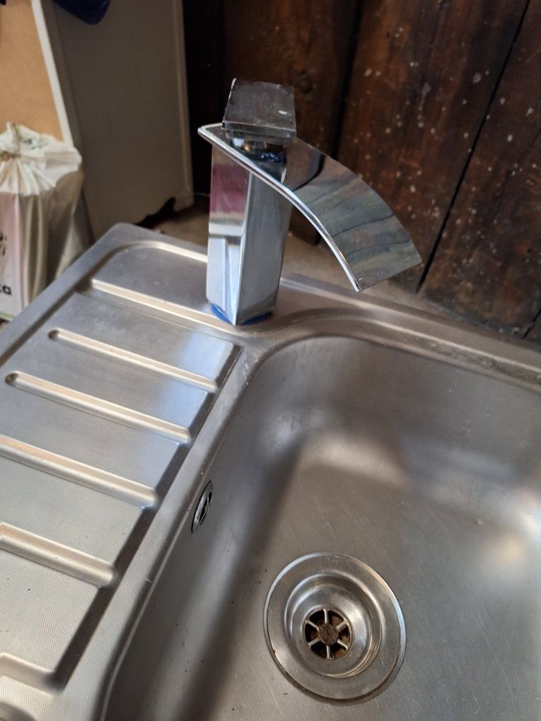 Zlew jednokomorowy z baterią aluminiowy