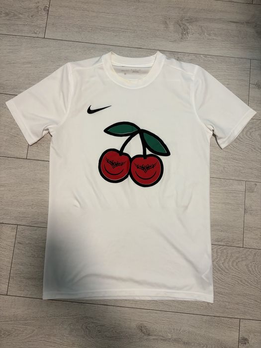 Koszulka Nike biała M – grafika wiśnie, stan idealny