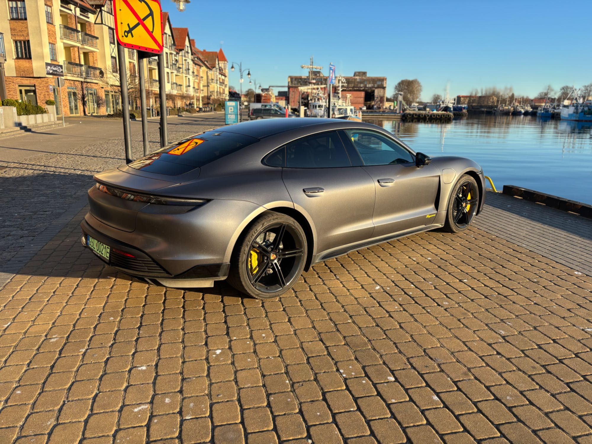 Porsche Taycan Folia Performance plus idealny stan