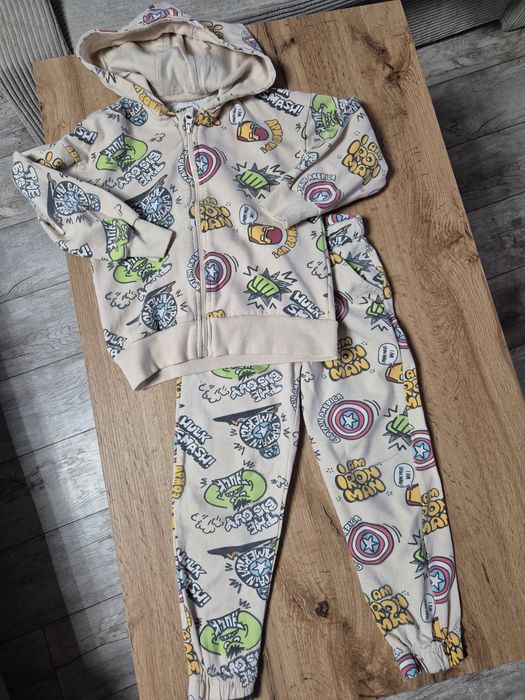 Dres chłopięcy komplet bluza rozpinana spodnie Avengers Sinsay 122