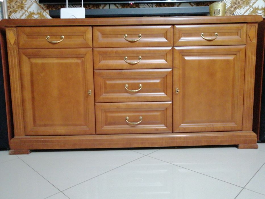 Mam na sprzedaż komodę drewnianą w stanie bardzo dobrym.