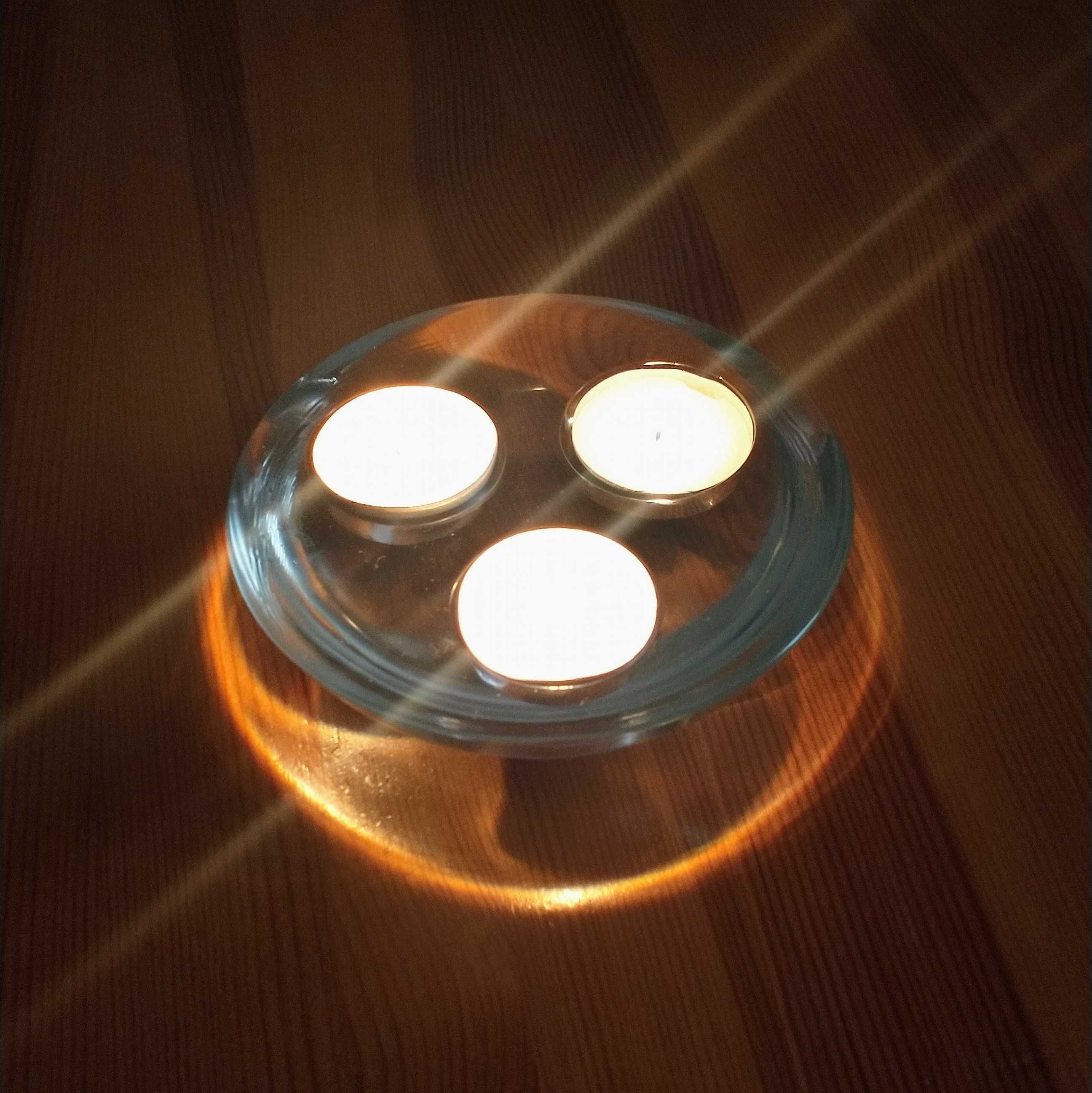 Romantyczny szklany świecznik na tealight.