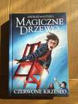 Magiczne drzewo. Czerwone krzesło