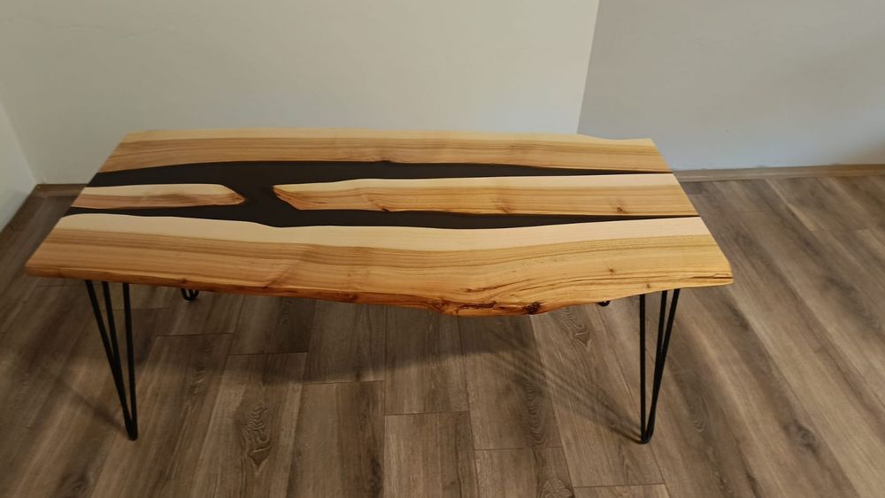 Stolik kawowy z litego drewna i żywicy