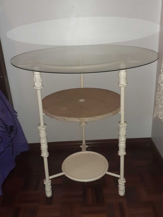 Mesa em ferro e  pedra