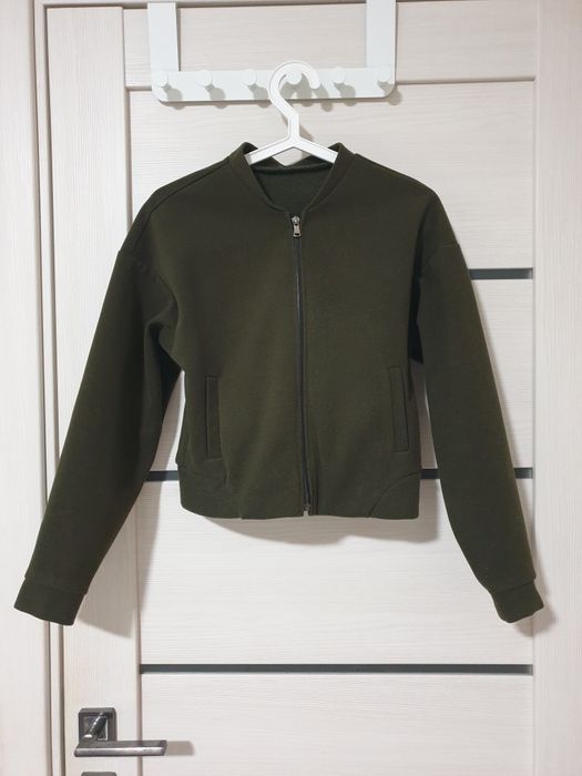 Жіночий бомбер українського бренду Sezone