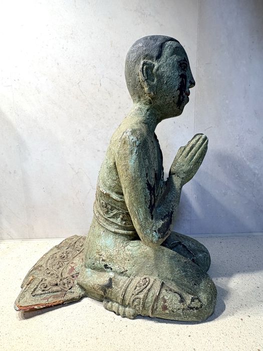 Antiga escultura de um Buda da Birmania em madeira