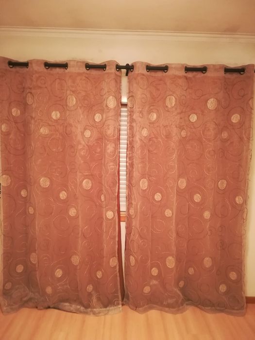 Vendo cortinados e varão com os respetivos acessórios
