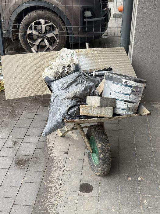 Taczka z odpadami pobudowlanymi