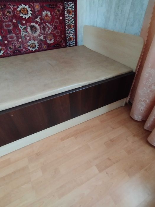 drewniane łóżko z materacem