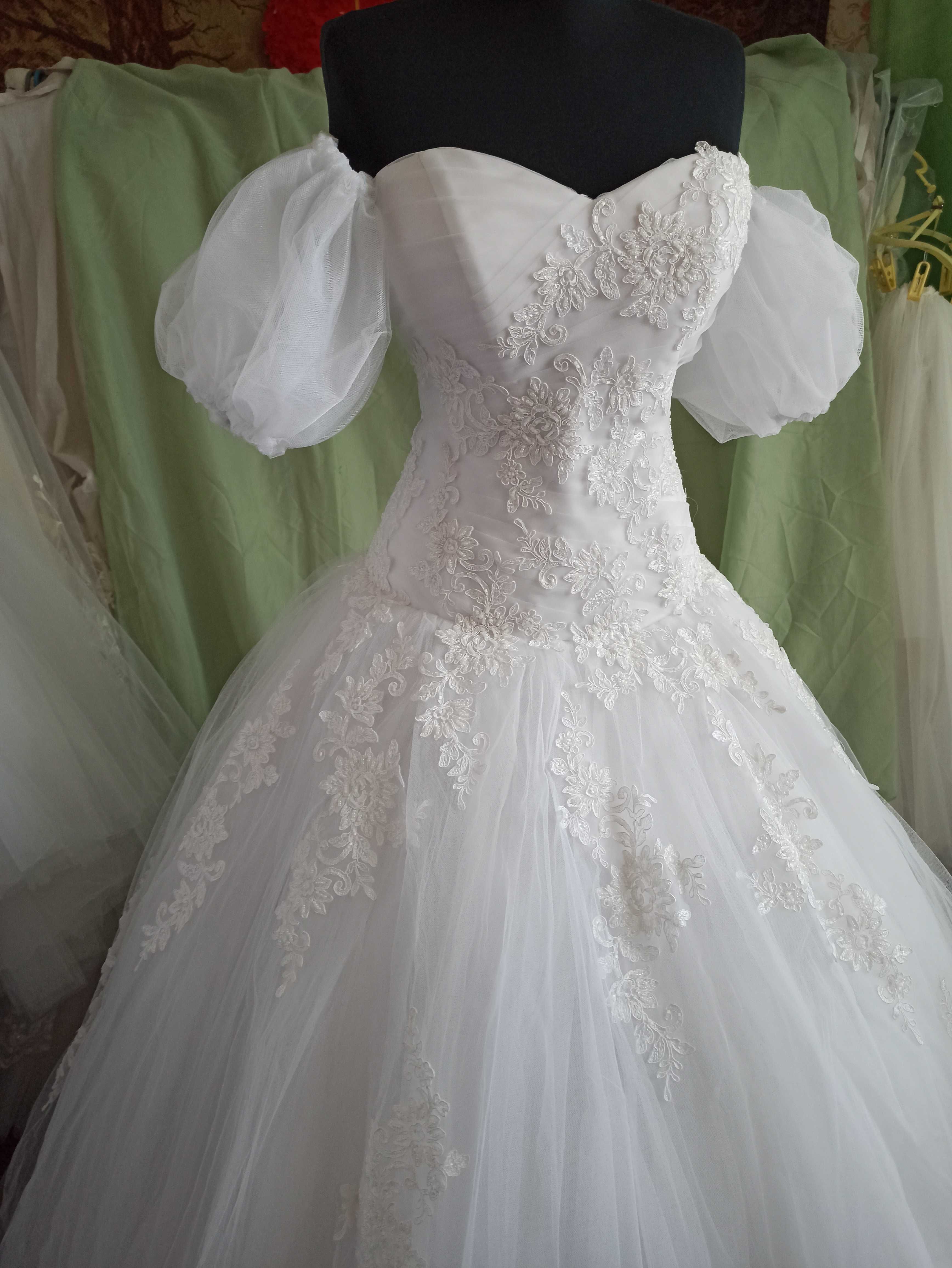 Продаю НОВОЕ свадебное платье с модными рукавми-буфами.