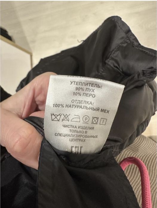 Чорний жіночий пуховик