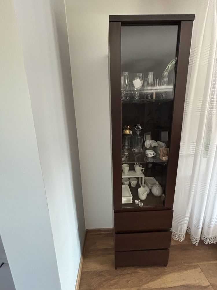 Witryna i komoda z lustrem