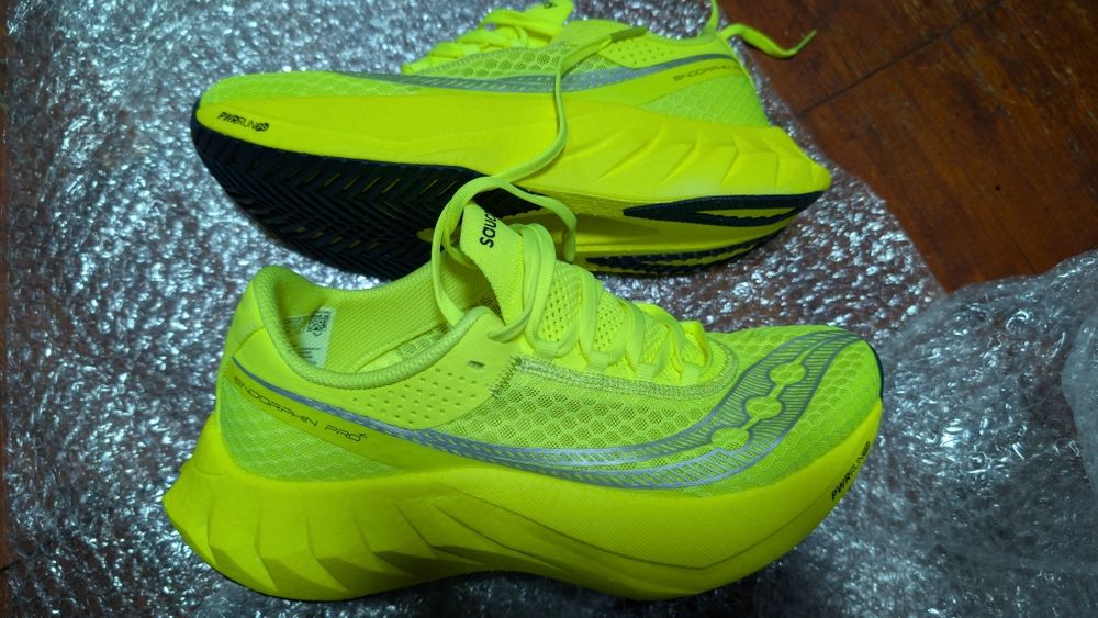 Saucony endorphin pro 4 карбонові кросівки для бігу 42 розмір