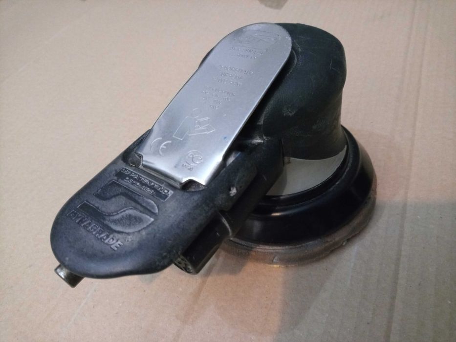 Lombardowski. Pneumatyczna szlifierka oscylacyjna Dynabrade MDL 56815