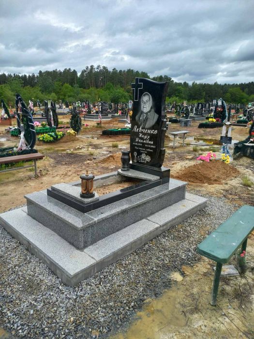 Памʼятники з природнього каменю за гарною ціною