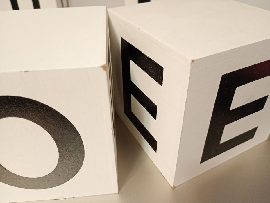 Kostki z napisem HOME