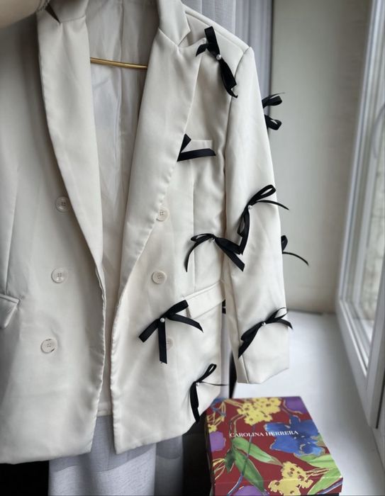 Одяг(сукня,корсет,ремінь,піджак,кросівки,спідниця)