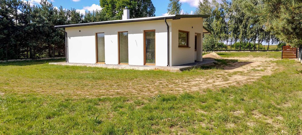 Nowoczesny dom parterowy w stanie deweloperskim, las, Jeziorsko