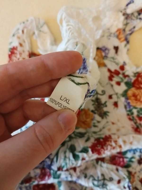 Biała sukienka w kwiaty M/L