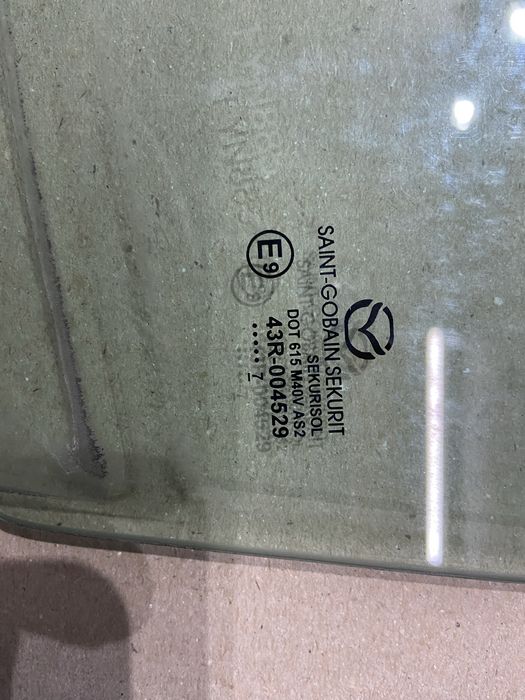 Стекло заднее левое Mazda 3 13-17