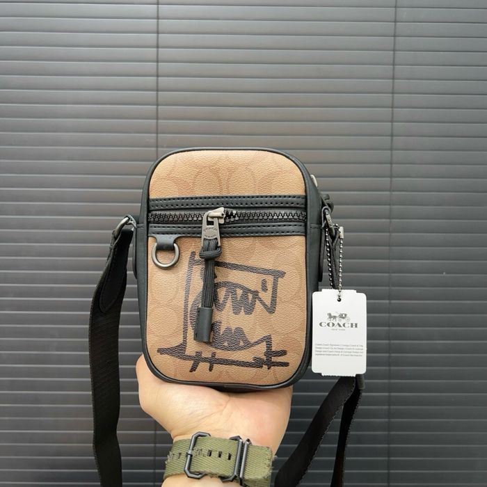 COACH сумка мужская маленькая с зайцем черная коричневая оригинал