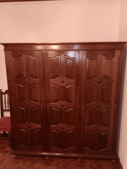 Espaçoso Guarda-vestidos de 3 portas 1,70x0,63m com 3 gavetas